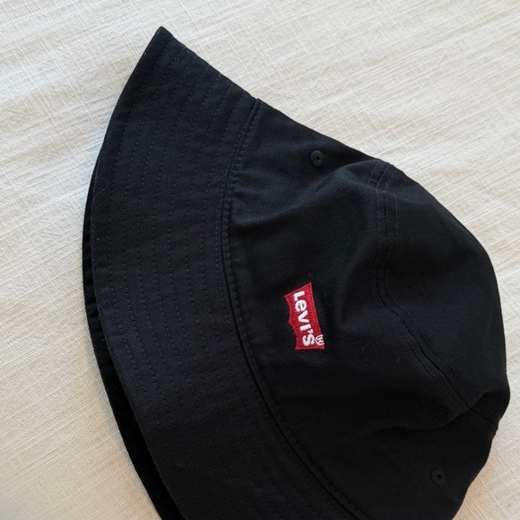 Levi's Black Batwing Logo Bucket Hat - Picture 3 of 6